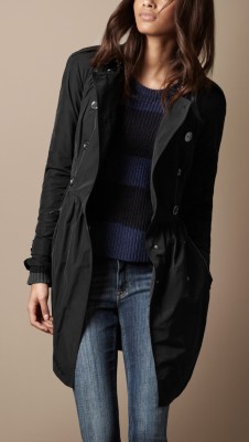 Trench coat de longitud media en ligero tejido técnico con falda fruncida