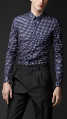Camisa de corte ajustado con estampado geométrico