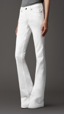Vaqueros acampanados Harwood de color blanco