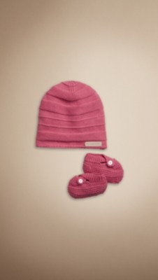 Conjunto de gorro y patucos de punto