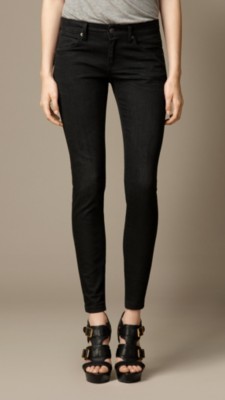 紧身剪裁低腰黑色牛仔裤