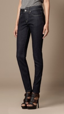 Vaqueros ajustados Kensington con baño de color índigo
