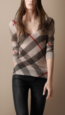 Camiseta de checks con cuello amplio