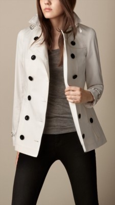 Trench coat corto con detalle de tachuelas