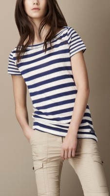 Camiseta a rayas con cuello amplio