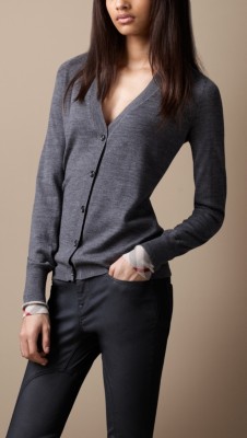 Chaqueta de cuello de pico de lana merina