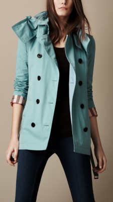 Trench coat corto en nailon y algodón de gabardina con capucha de quita y pon