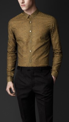 Camisa de corte ajustado con estampado de bellotas