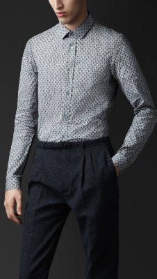Camisa de corte clásico con estampado de hojas de roble