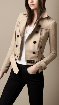 Chaqueta corta con bajocuello de tachuelas