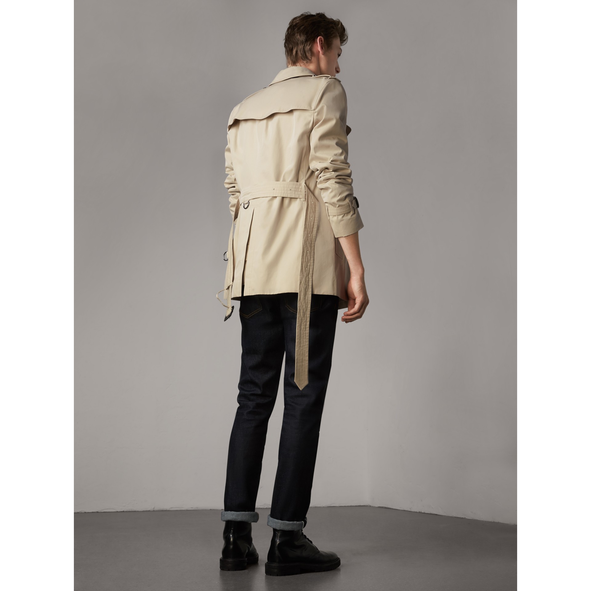 burberry the kensington– kurzer trenchcoat in stone