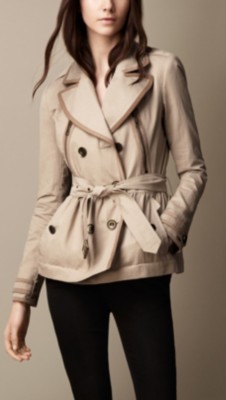 Trench coat corto con ribete de ante