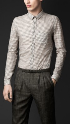 Camisa de corte ajustado con estampado de bellotas