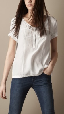 Camiseta en seda con detalle de corsé