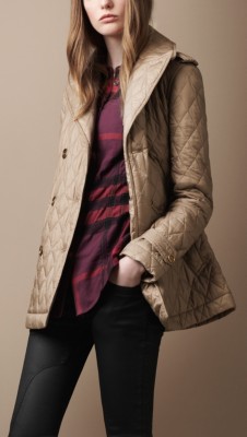 Trench coat corto con acolchado de rombos