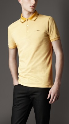 Polo con cuello a rayas