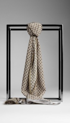 Oak Leaf Print Scarf