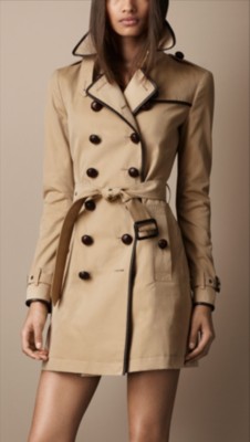 Trench coat de longitud media en algodón de gabardina con detalle en cuero