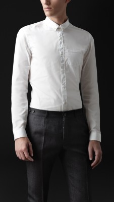 Camisa ceñida con detalle de alfiler