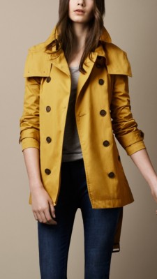 Trench coat corto en nailon y algodón de gabardina con capucha de quita y pon