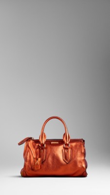 Bolso tote grande en cuero metalizado