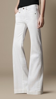 Vaqueros acampanados con baño de color blanco