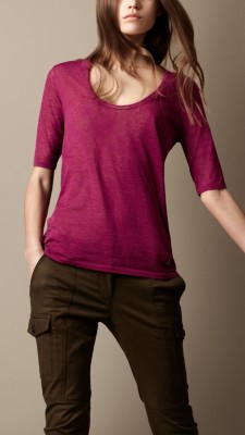 Camiseta con cuello amplio en mezcla de algodón