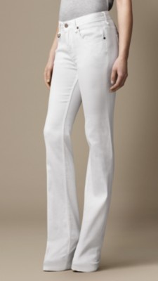 Vaqueros de corte de bota Chelsea de color blanco óptico