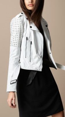 Chaqueta motera de cuero con tachuelas