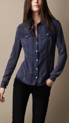 Camisa vaquera con lengüeta en el cuello