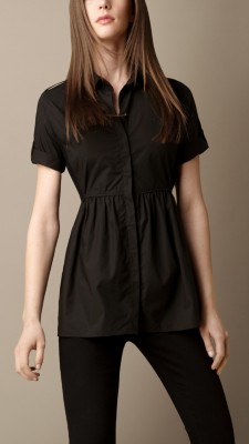 Camisa con cintura fruncida y detalle de malla