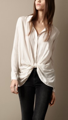 Camisa en seda con detalle anudado