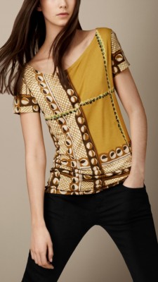 Camiseta de estampado abstracto con cuello amplio