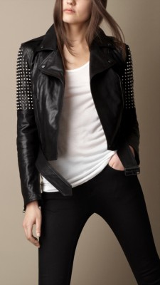 Chaqueta motera de cuero con tachuelas