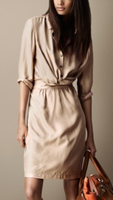 Vestido en seda con detalle anudado