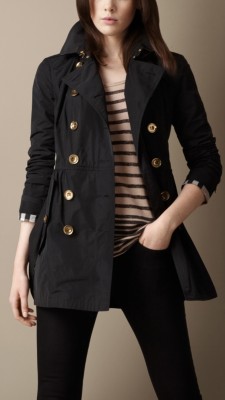 Trench coat corto con falda fruncida