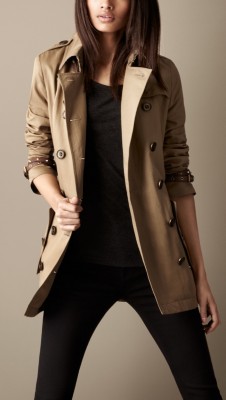 Trench coat corto con detalle de tachuelas