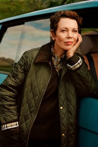 演员Olivia Colman身穿品牌绗缝外套，搭配Burberry格纹衬衫