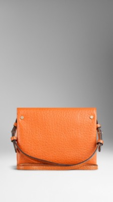 铜橘色 小号典藏粒面皮革斜背包 - 图 2