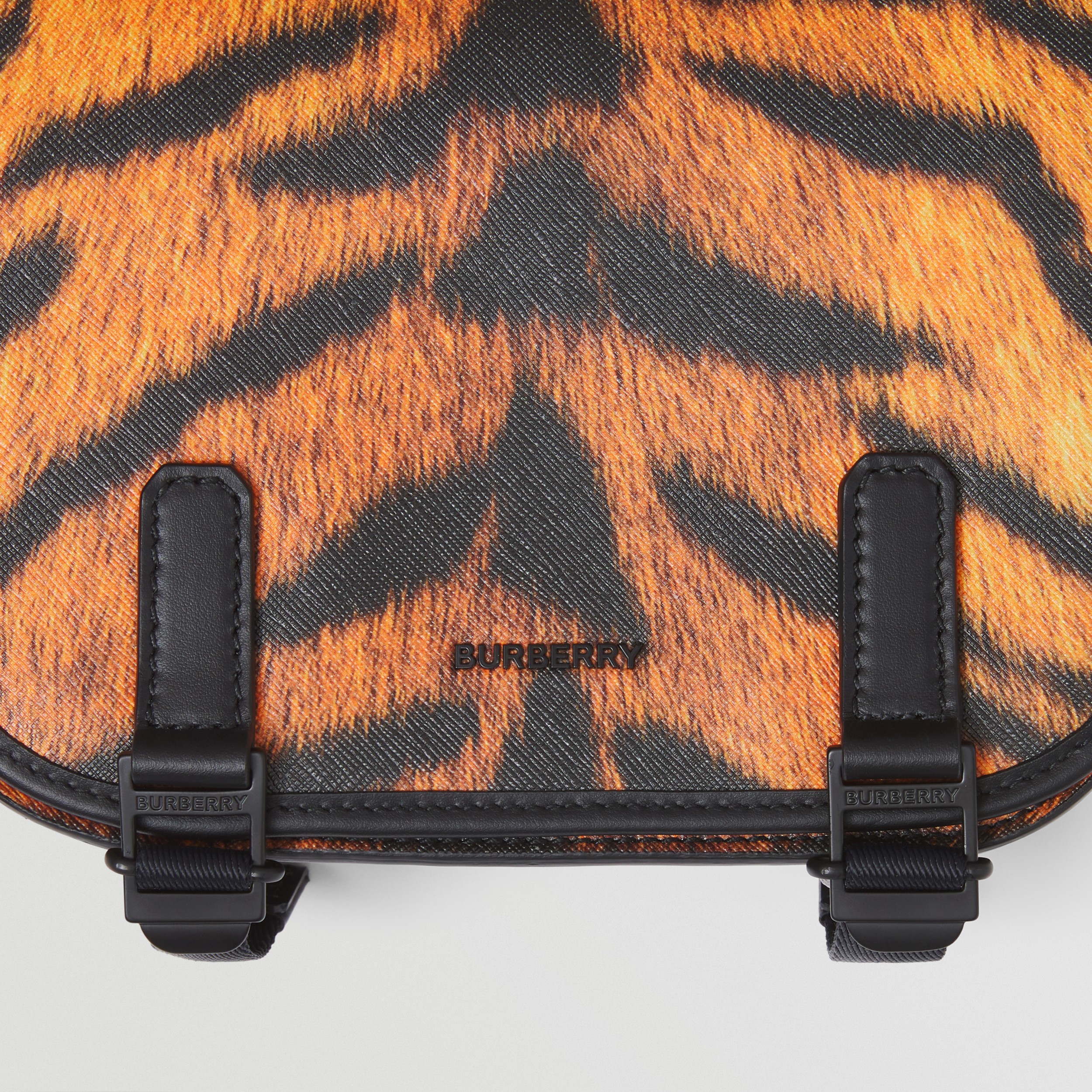 Bolso messenger con estampado estilo tigre (Negro/naranja) | Burberry® oficial - 2