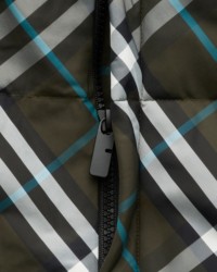 Gros plan sur les carreaux Burberry Check et le zip