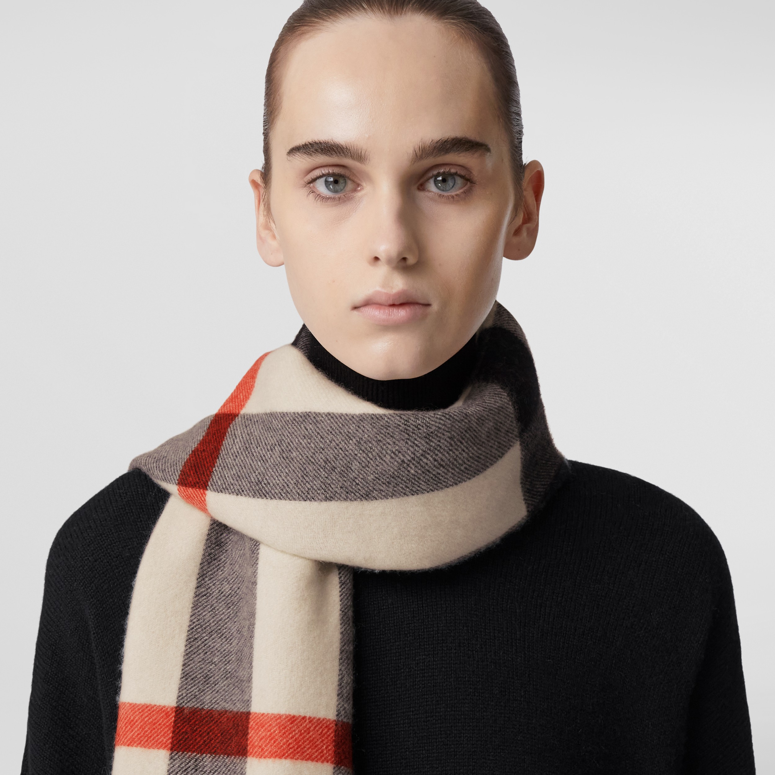 cachecol-dupla-face-de-cashmere-com-estampa-check-branco-natural