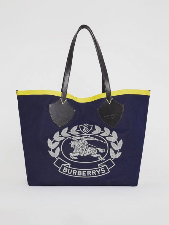 Women S Bags Burberry The Giant Tote In Archive Crest Cotton Navy