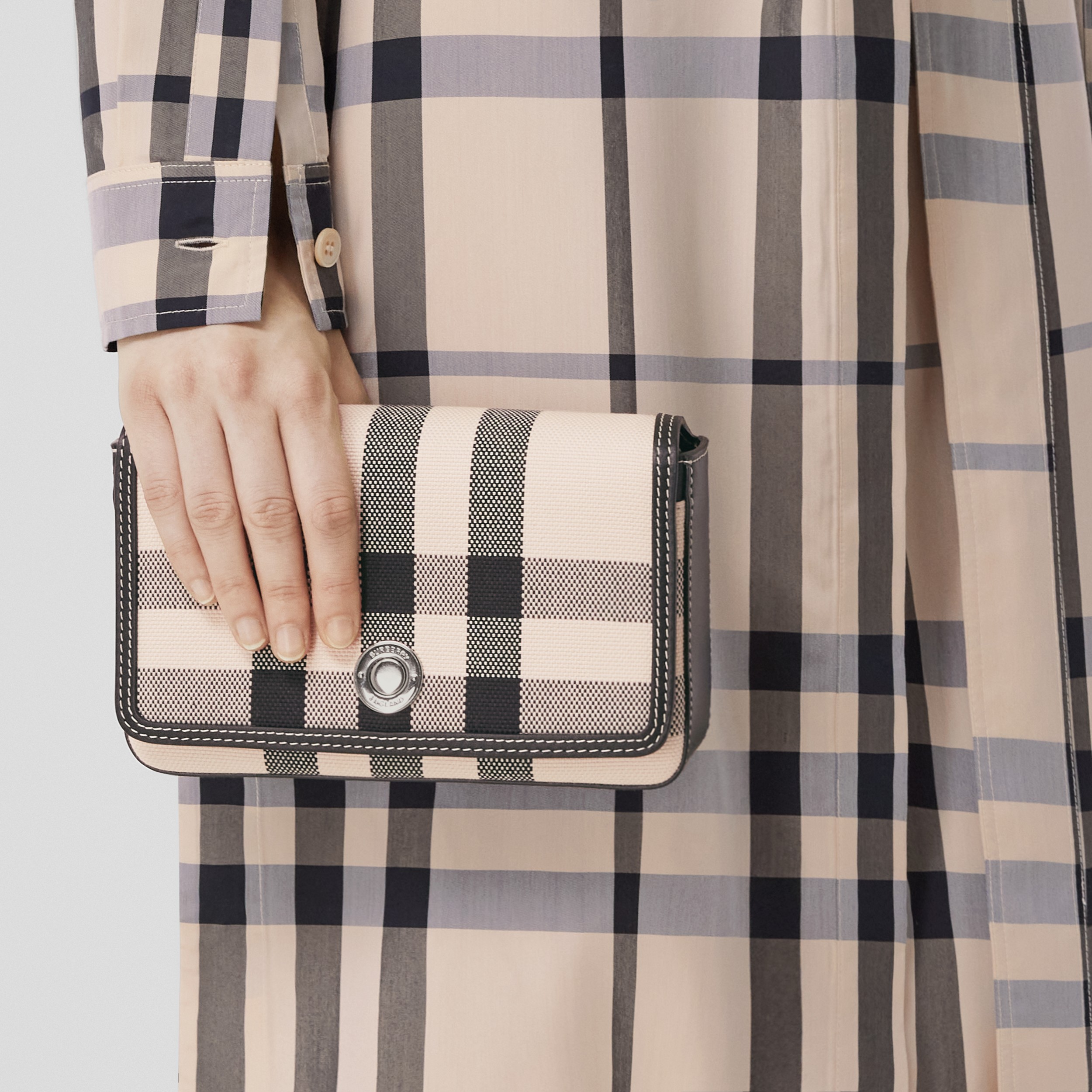 Bolsa Note de algodão com estampa xadrez em jacquard - Mini (Preto/branco) - Mulheres | Burberry® oficial - 3