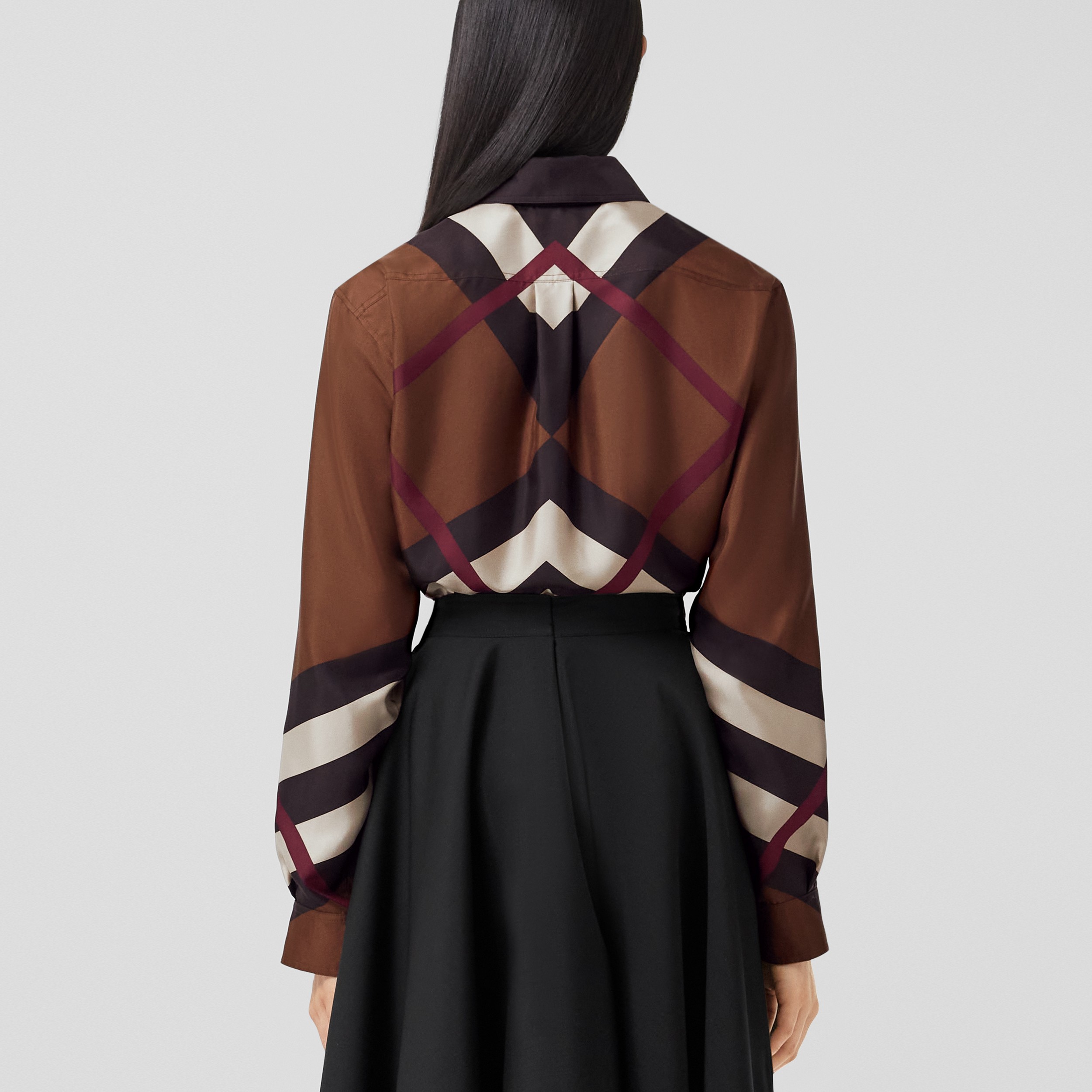 Camisa oversize en seda con cuadros estilo zigzag (Marrón Abedul Oscuro) - Mujer | Burberry® oficial - 3