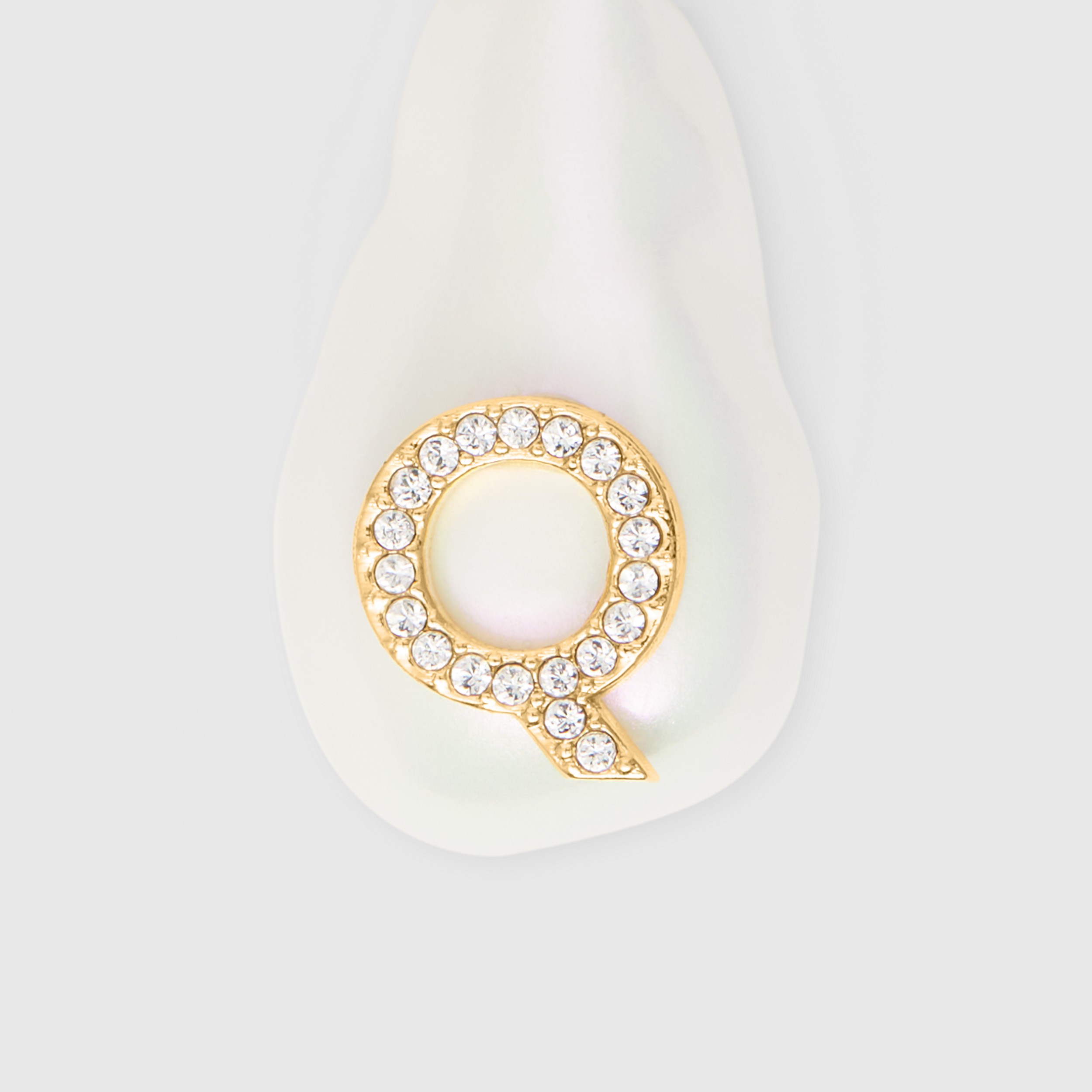 Dije de letra Q con perla de resina y cristales - Solo en línea (Dorado Claro/madreperla) - Mujer | Burberry® oficial - 2