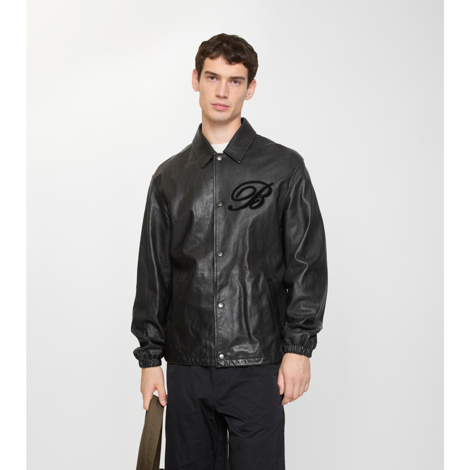 Sobrecamisa en piel con logotipo en cursiva