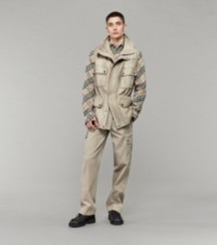 Modelo que luce chaleco en ante, camisa a cuadros Burberry Check y pantalones cargo