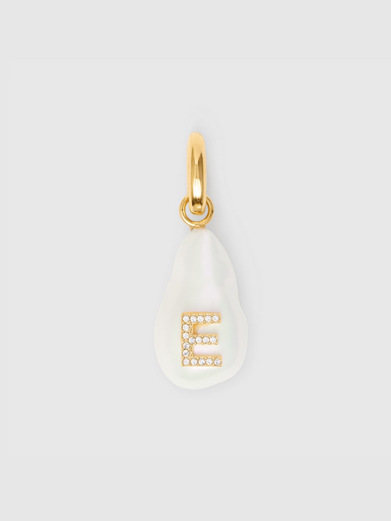 ‘E’ Crystal and Resin Pearl Letter Charm – Online Exclusive in Light Gold/mother-of-pearl