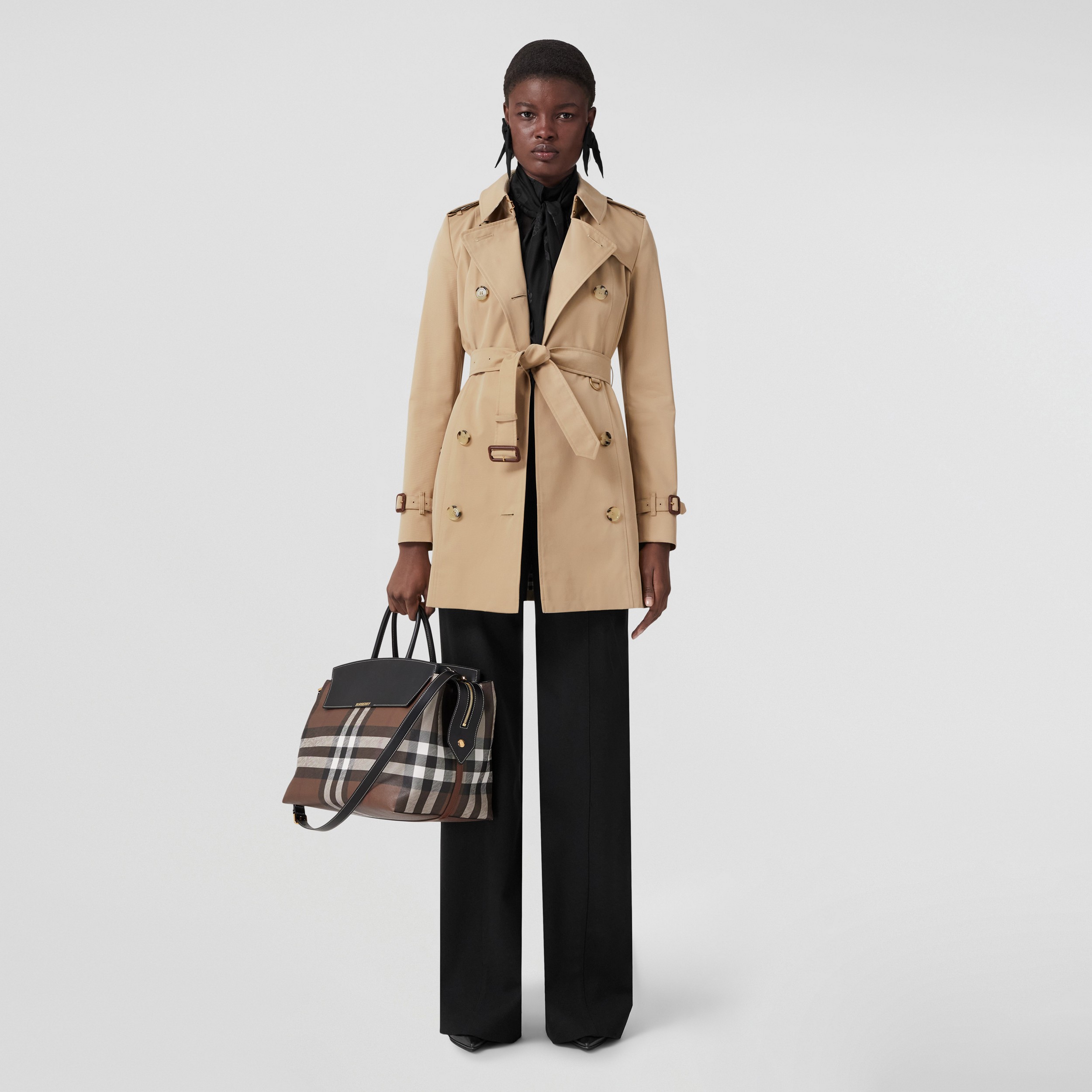 The Short Chelsea Heritage Trench Coat in Honey | Burberry® Official - 1